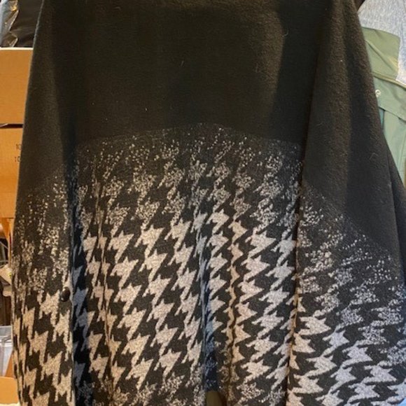 Lane Bryant Houndstooth Cape - Picture 2 of 4